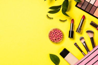 Renk arka planında profesyonel makyaj malzemesi.