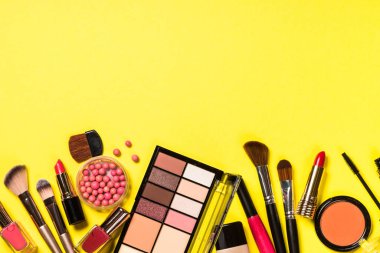 Renk arka planında profesyonel makyaj malzemesi.