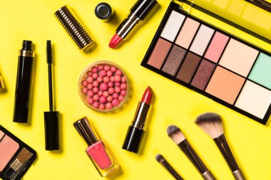 Renk arka planında profesyonel makyaj malzemesi.