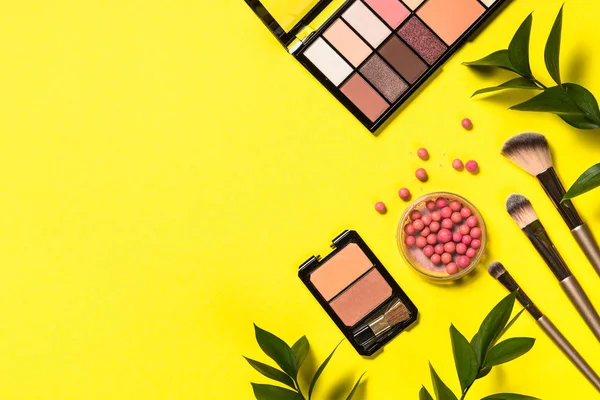 Renk arka planında profesyonel makyaj malzemesi.