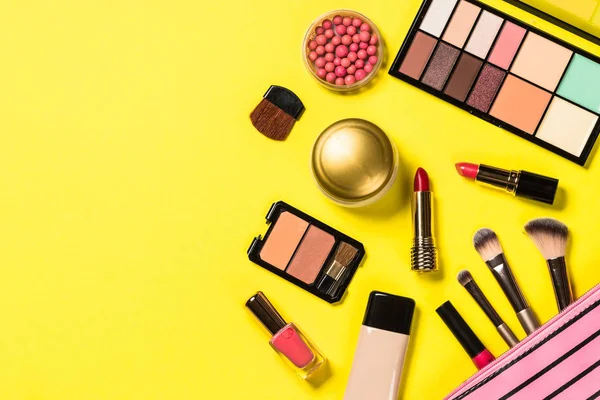 Renk arka planında profesyonel makyaj malzemesi.
