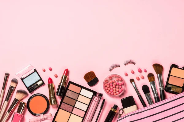 Косметика для макияжа на розовом фоне . — стоковое фото