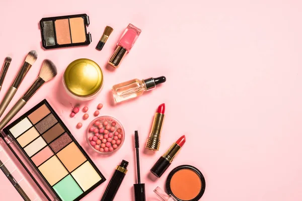 Maquiagem cosméticos profissionais em fundo rosa . — Fotografia de Stock
