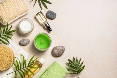 Taş masadaki spa ürün bileşimi.