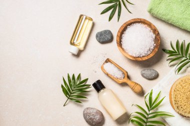 Taş masadaki spa ürün bileşimi.