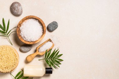 Taş masadaki spa ürün bileşimi.