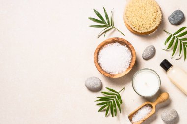 Taş masadaki spa ürün bileşimi.