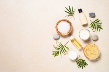 Taş masadaki spa ürün bileşimi.