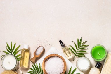 Taş masadaki spa ürün bileşimi.