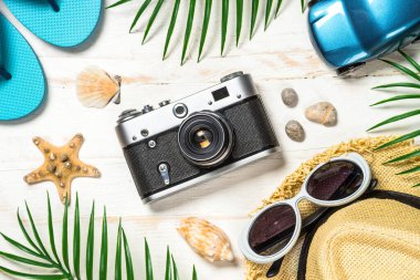 Beyaz arka planda yaz seyahati kavramı.