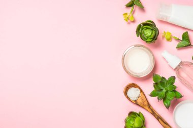 Cilt bakım ürünü, doğal kozmetik düz yatıyordu.