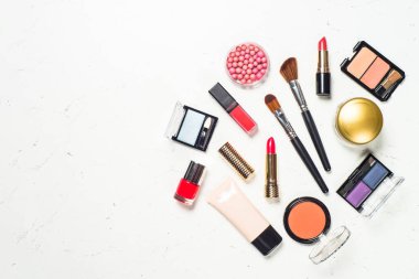 Beyaz arka planda profesyonel makyaj ürünleri.