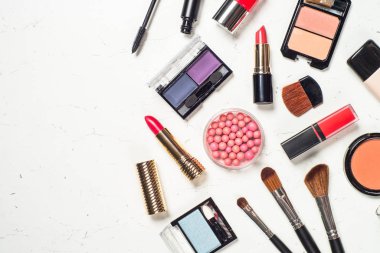 Beyaz arka planda profesyonel makyaj ürünleri.