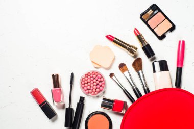 Beyaz arka planda profesyonel makyaj ürünleri.
