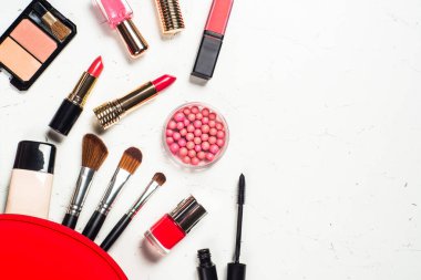 Beyaz arka planda profesyonel makyaj ürünleri.