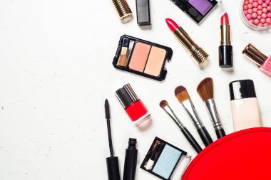 Beyaz arka planda profesyonel makyaj ürünleri.