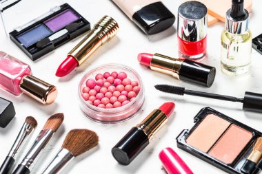 Beyaz arka planda profesyonel makyaj ürünleri.