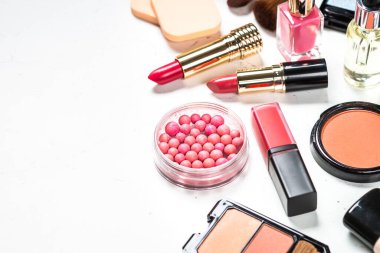 Beyaz arka planda profesyonel makyaj ürünleri.