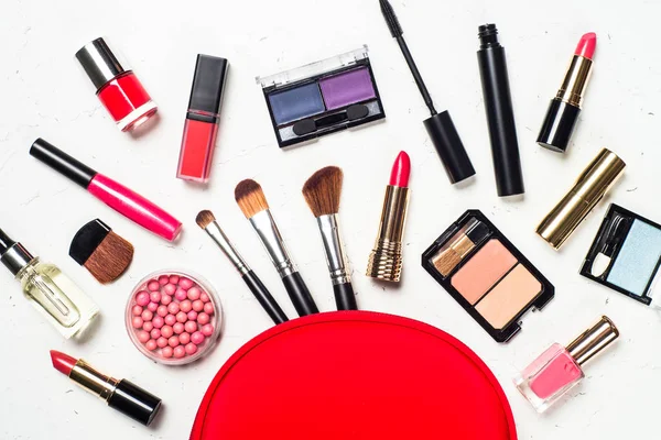 Make-up professionelle Kosmetik auf weißem Hintergrund. — Stockfoto