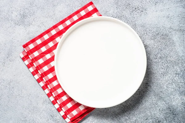 Table setting with white plate and cutlery top view. — Stockfoto