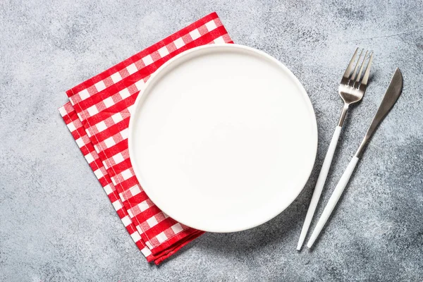 Table setting with white plate and cutlery top view. — Stock Photo, Image