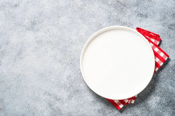 Table setting with white plate and cutlery top view. — Stockfoto