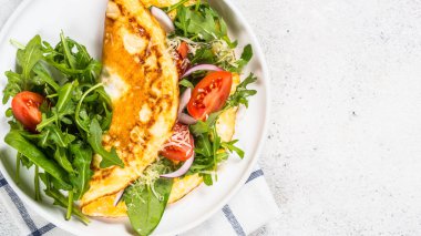 Yeşil yapraklı omlet..