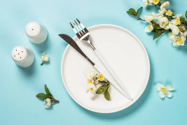 Spring table setting with flower top view. — Stock Photo, Image