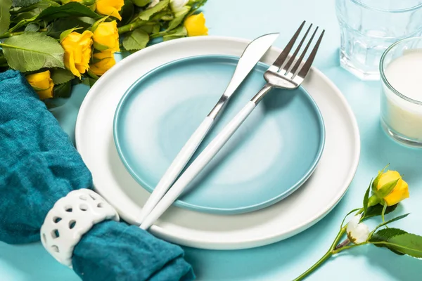 Spring table setting with flower on blue. — Stock Photo, Image