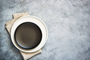 Çatal bıçak seti mutfak masasının üst görünümünde..