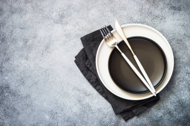 Çatal bıçak seti mutfak masasının üst görünümünde..