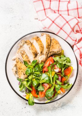 Taze salata soslu fırında tavuk..