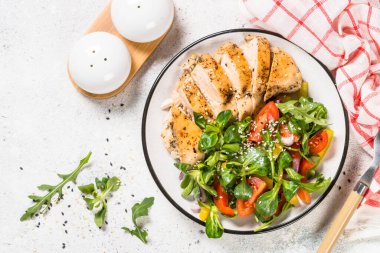 Taze salata soslu fırında tavuk..