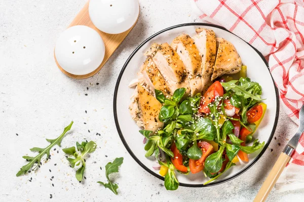 Baked chicken with fresh salad top view. — Stock Photo, Image