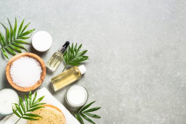 Taş masadaki spa ürün bileşimi.