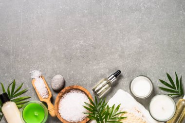 Taş masadaki spa ürün bileşimi.