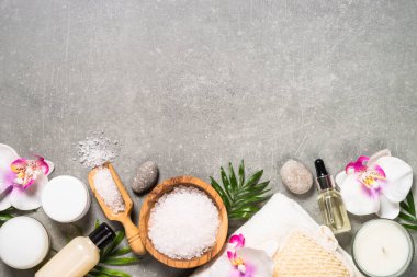 Taş masadaki spa ürün bileşimi.