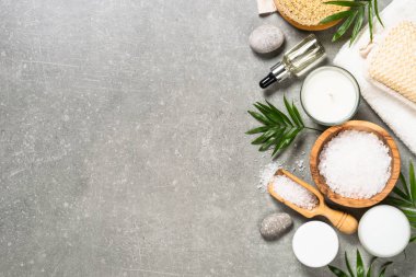 Taş masadaki spa ürün bileşimi.