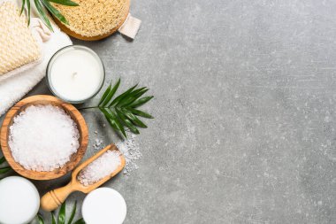 Taş masadaki spa ürün bileşimi.