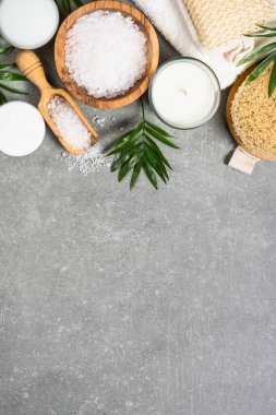 Taş masadaki spa ürün bileşimi.