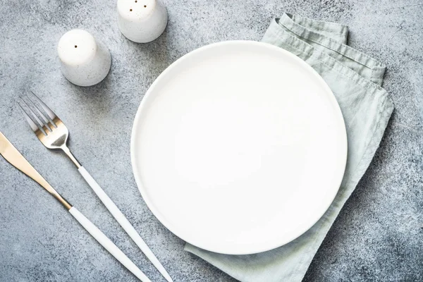 Bestek gezet op stenen keukentafel bovenaanzicht. — Stockfoto