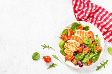 Beyaz salatalı ızgara tavuk..