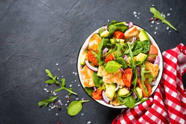 Kızarmış tavuklu salata, yeşil yapraklar ve sebzeler..