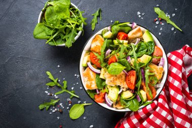 Kızarmış tavuklu salata, yeşil yapraklar ve sebzeler..