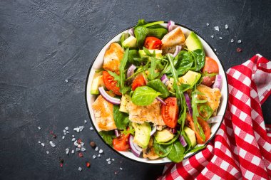 Kızarmış tavuklu salata, yeşil yapraklar ve sebzeler..