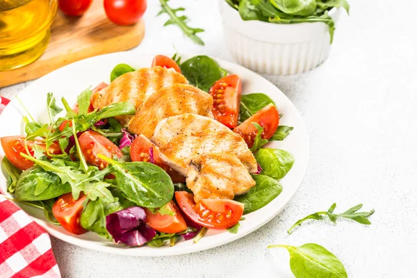 Ensalada con pollo a la parrilla, hojas verdes y verduras . —  Fotos de Stock