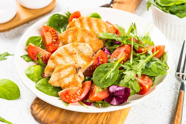 Ensalada con pollo a la parrilla, hojas verdes y verduras . —  Fotos de Stock