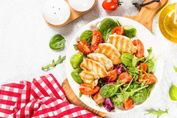 Salad with Grilled chicken, green leaves and vegetables. — Stock Photo, Image