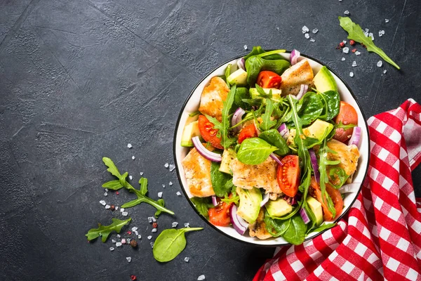 Салат з куркою на грилі, зеленим листям та овочами . — стокове фото