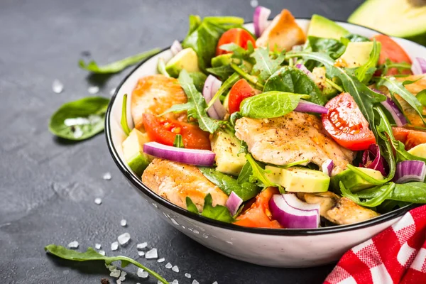 Salada com frango grelhado, folhas verdes e legumes . — Fotografia de Stock